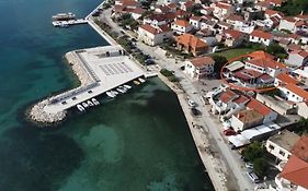 Apartment And Rooms Sidro